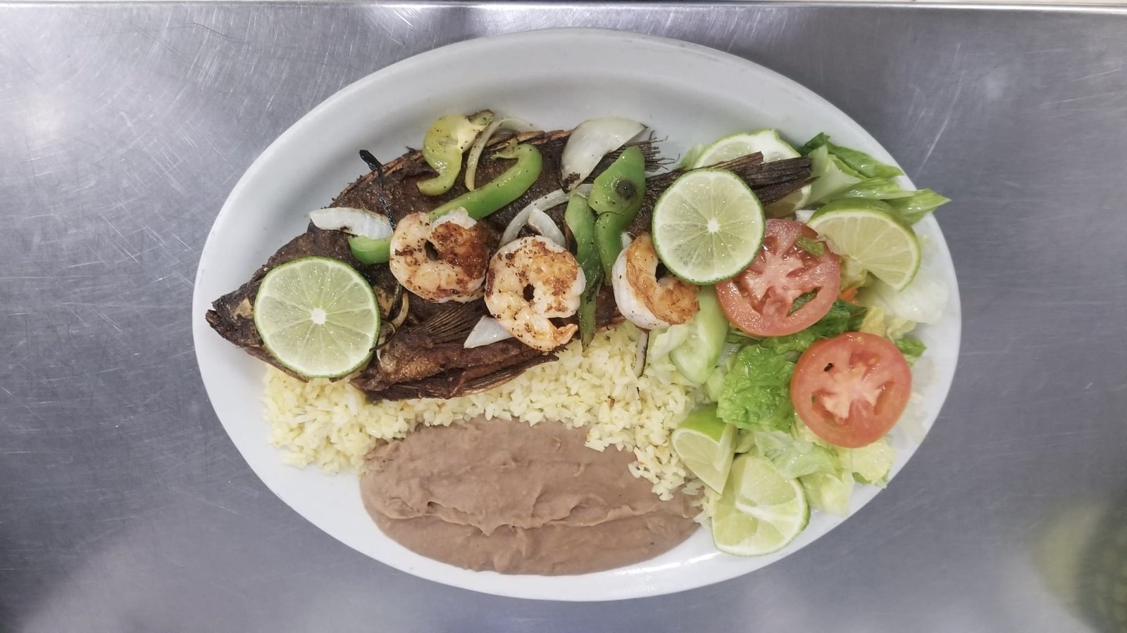 Mojarra frita — tilapia entera