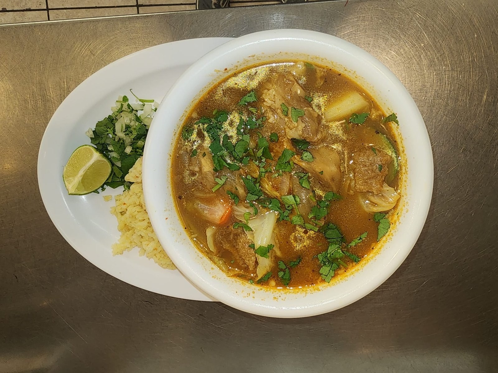 Sopa de gallina india. Caldo tradicional salvadoreño en Olocuilta Las Vegas.